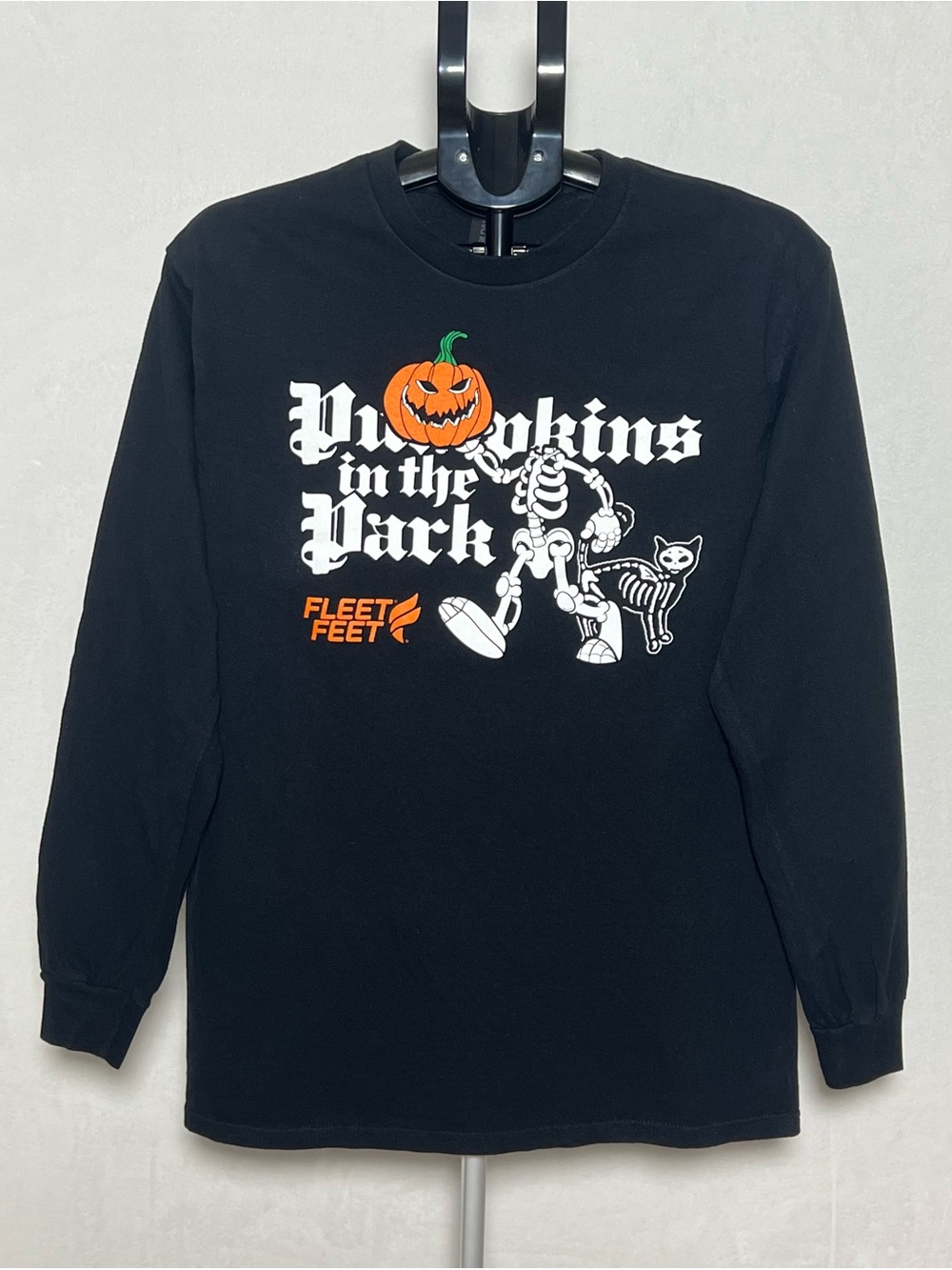 GILDAN Black Long Sleeve Tee with Halloween Pumpkin Graphic Print - size M